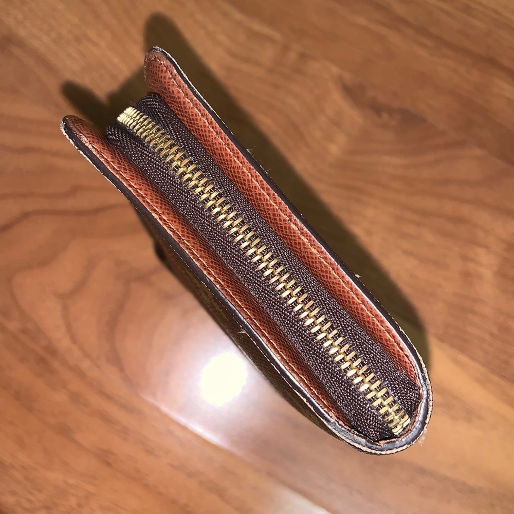 Authentic Louis Vuitton
Monogram Porte-Monnaie Zippy Wallet - Picture 5 of 16